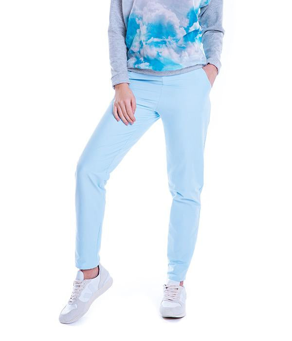 Pantalon baby blue porté avec sweat nuage et baskets
